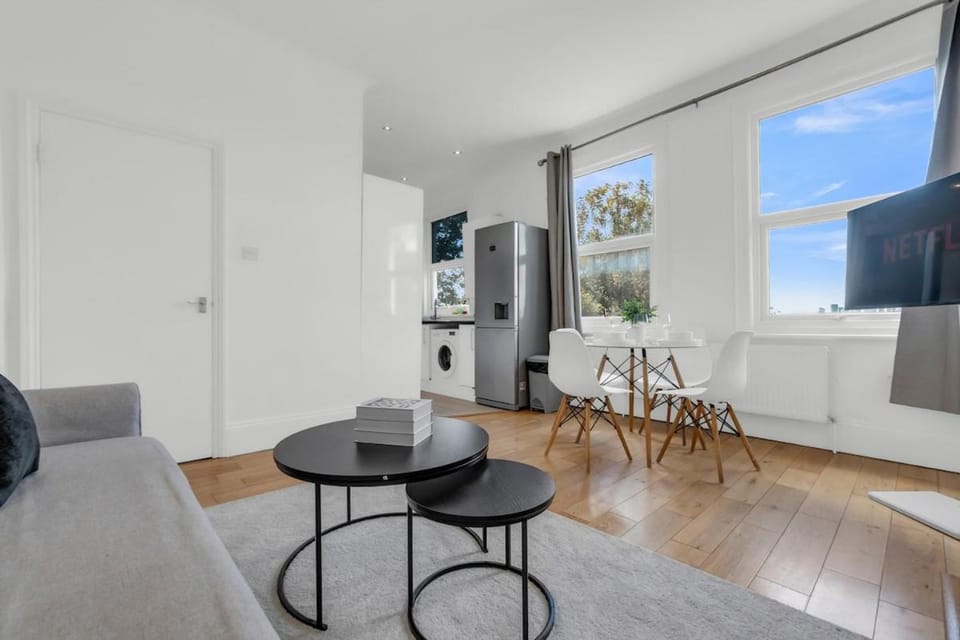 3 Bed London Stay Free Parking O2Greenwich By Station Apartment in London Borough of Lewisham