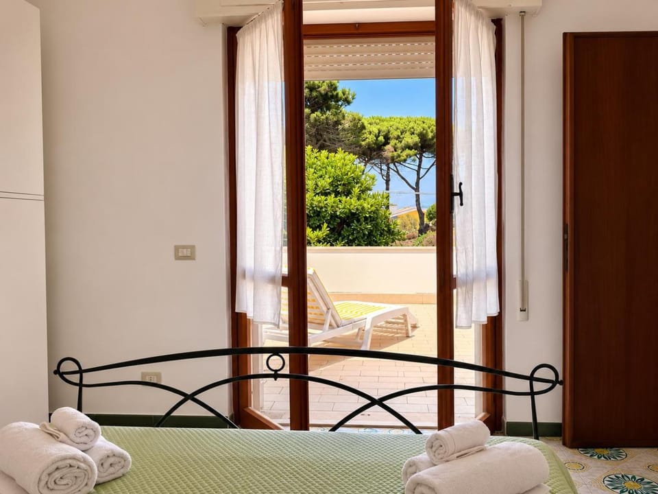 Bed, Day, View (from property/room), Balcony/Terrace, Photo of the whole room, Bedroom