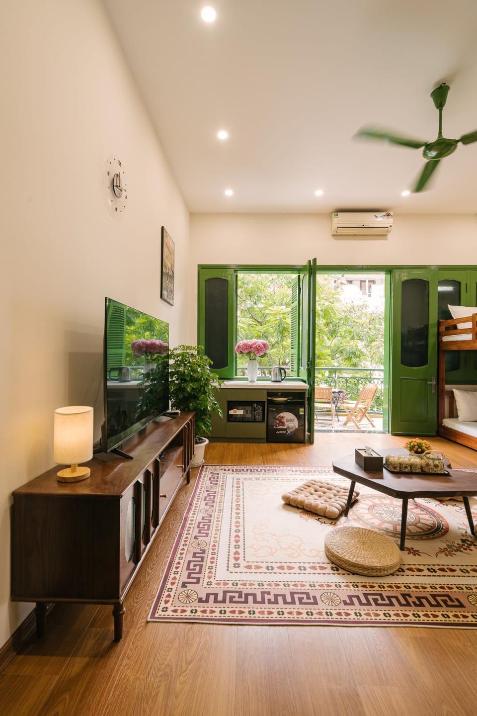 TV and multimedia, Living room, Evening entertainment