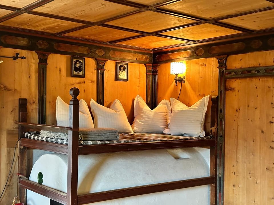 Living room, oven