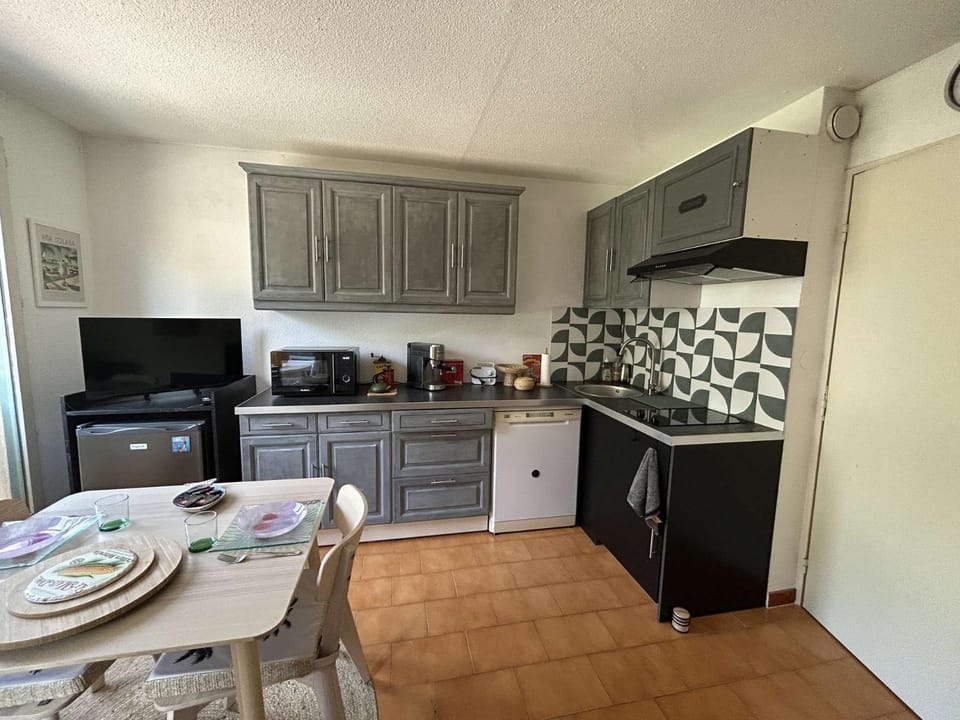 Kitchen or kitchenette