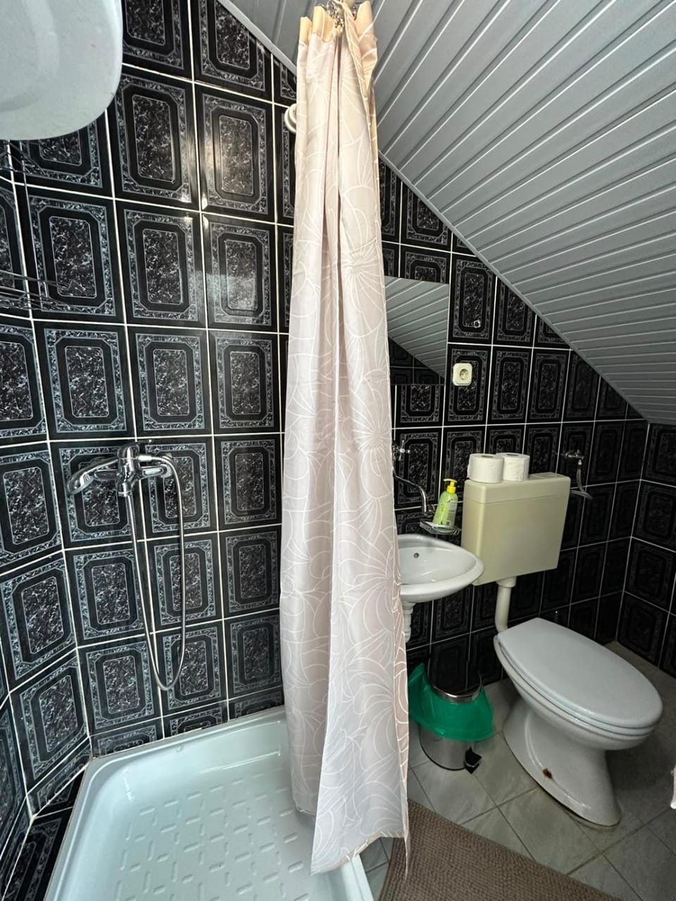 Shower, Toilet, Bathroom, towels