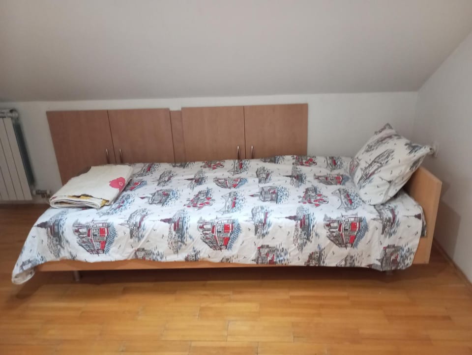 Potkrovje sa 3 spavace sobe Apartment in Skopje