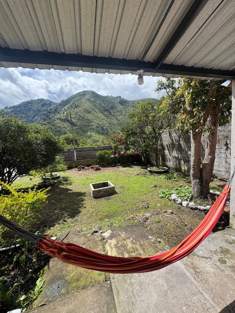 Spacious house with BBQ, patio & mountain views House in Banos