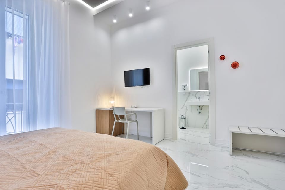 Bed, TV and multimedia, Photo of the whole room, Bedroom