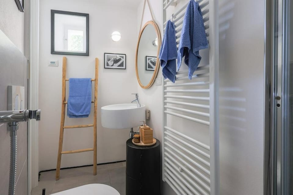 Toilet, Bathroom, towels
