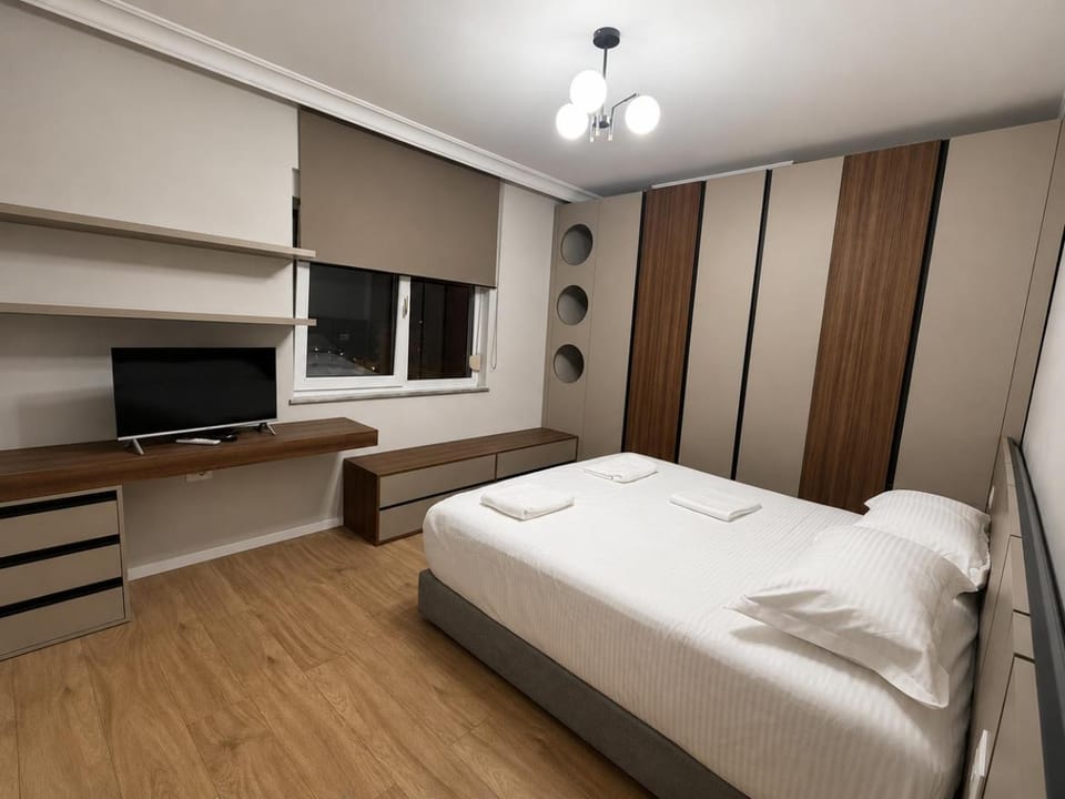 Bed, TV and multimedia, Evening entertainment, Bedroom, wardrobe