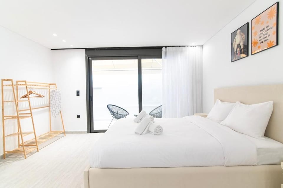 Jenn Modern Studio with Balcony & Close to Monastiraki Apartment in Athens