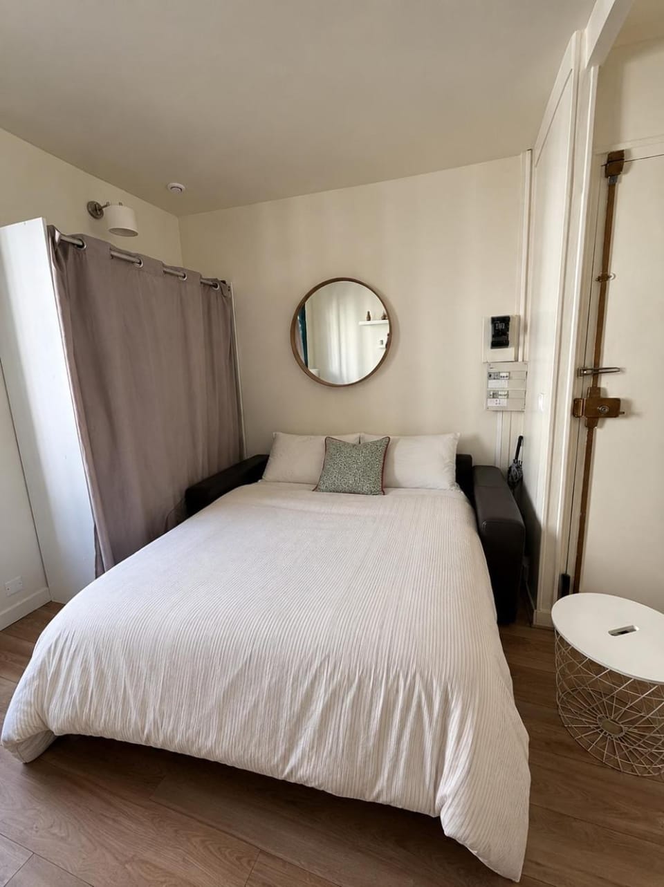 Bed, Photo of the whole room, wardrobe
