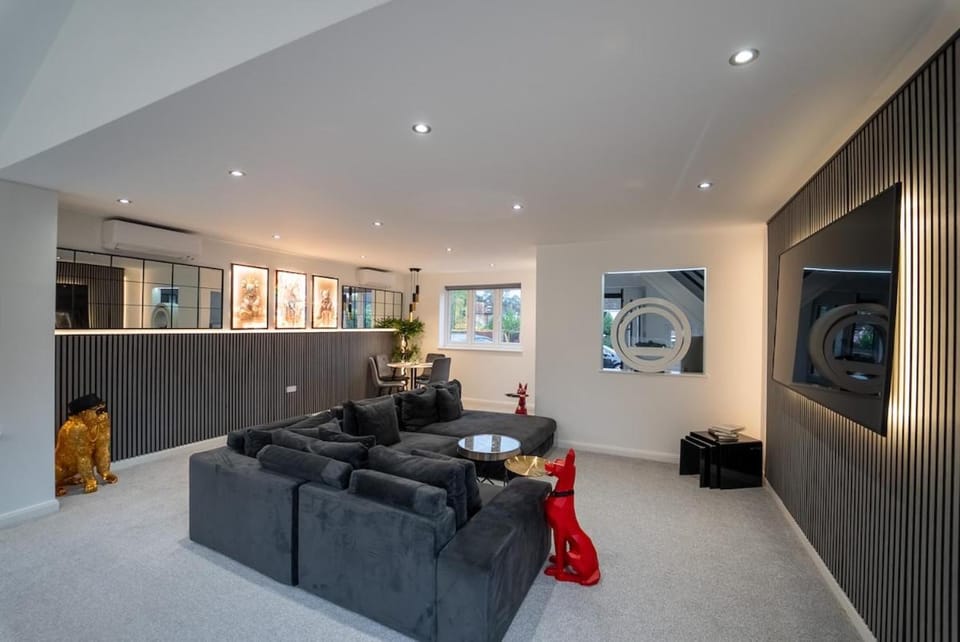 3 Bed luxury home with Hot Tub with Free Parking & EV House in Pinner