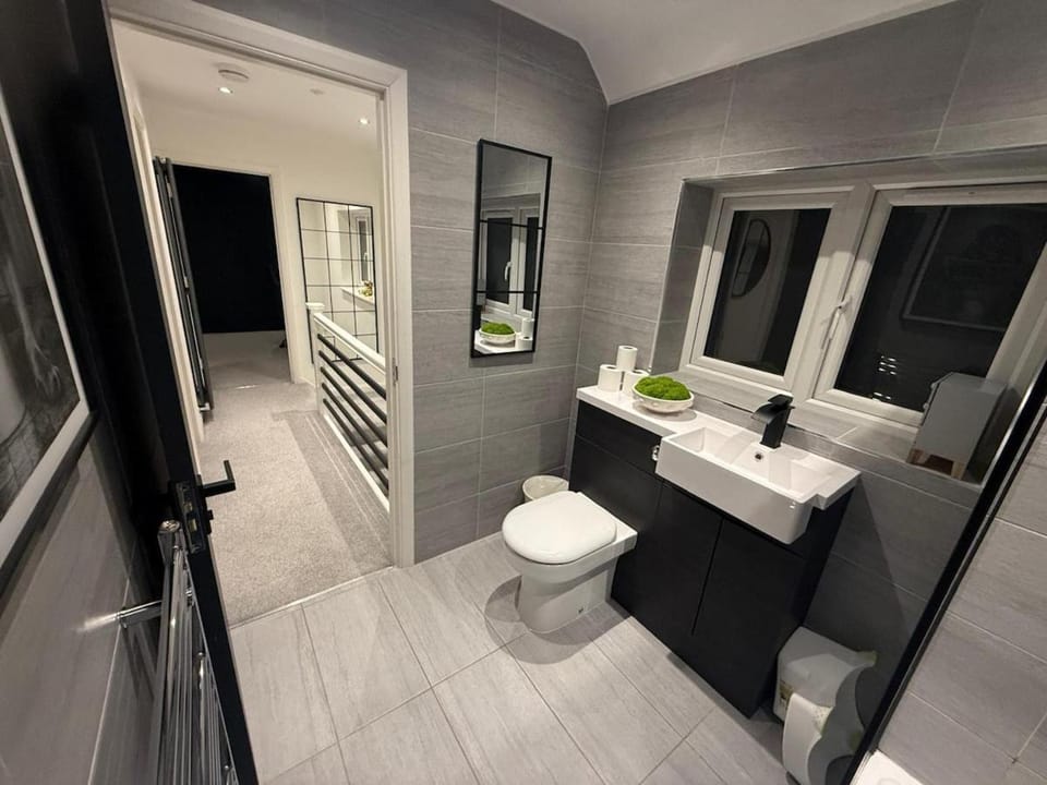 3 Bed luxury home with Hot Tub with Free Parking & EV House in Pinner