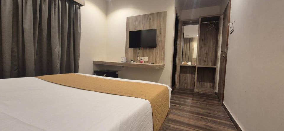 Hotel Amar Residency Near Kokilaben hospital Hotel in Mumbai