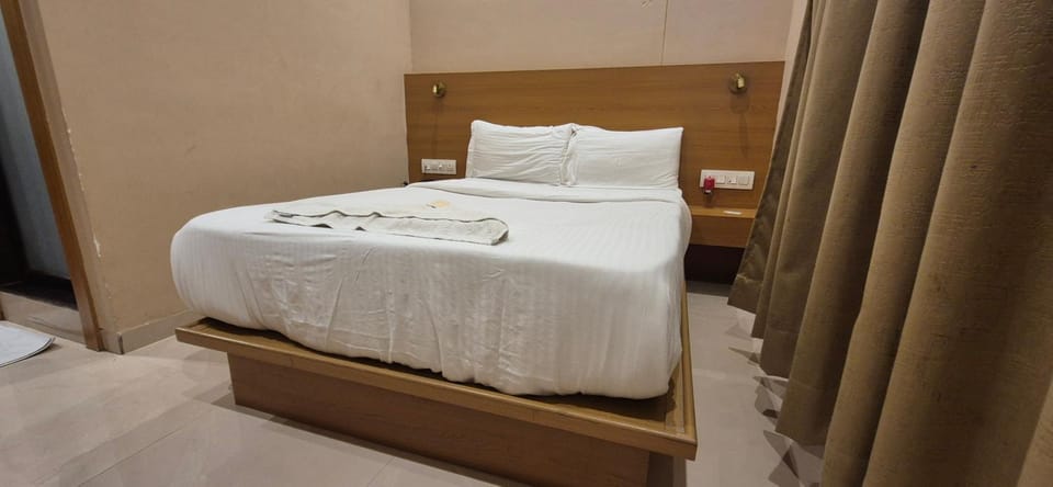 Hotel Amar Residency Near Kokilaben hospital Hotel in Mumbai