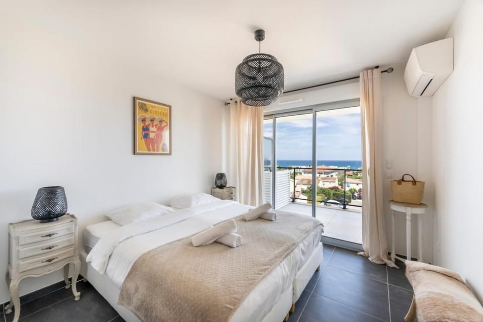3BR Antibes Retreat Private Rooftop Pool Apartment in Antibes