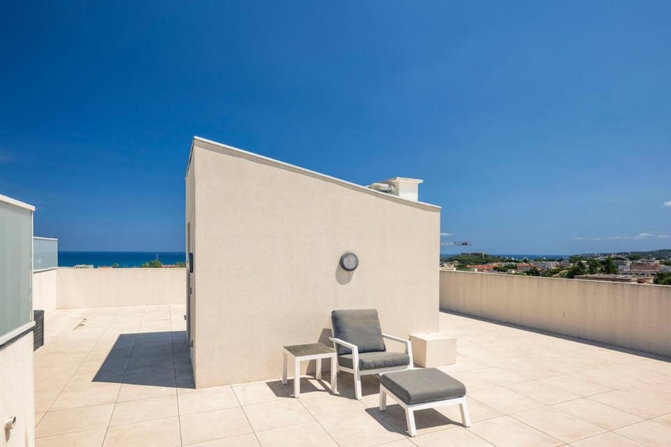 3BR Antibes Retreat Private Rooftop Pool Apartment in Antibes