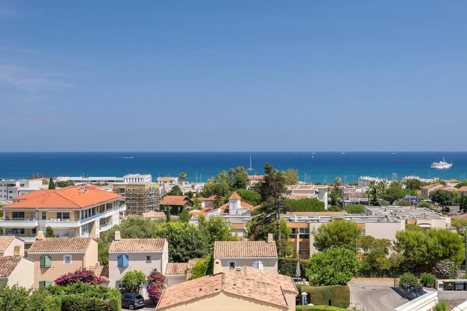 3BR Antibes Retreat Private Rooftop Pool Apartment in Antibes