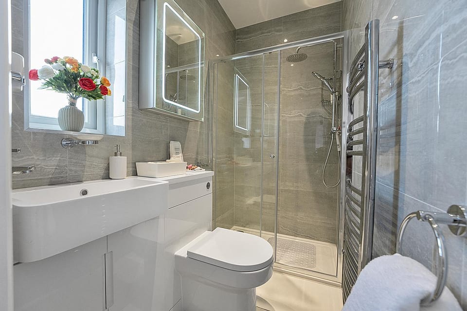 Shower, Toilet, Bathroom, towels