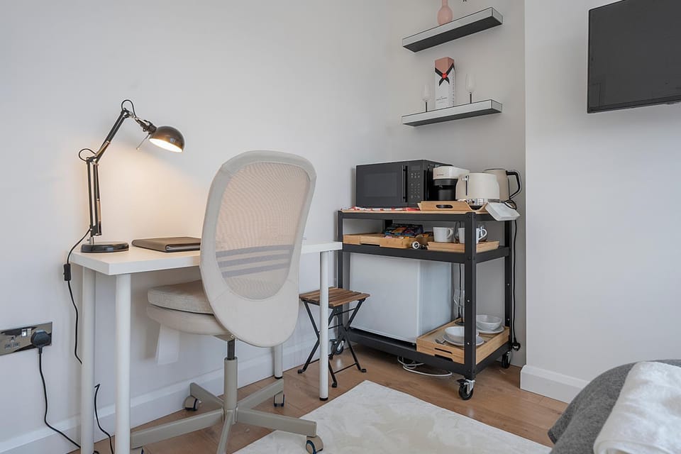 Coffee/tea facilities, hair dresser, toaster