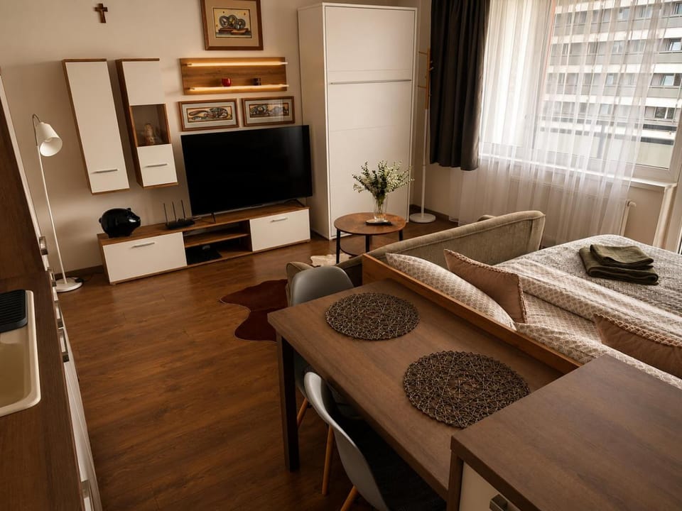 Communal lounge/ TV room, TV and multimedia, Living room, Seating area
