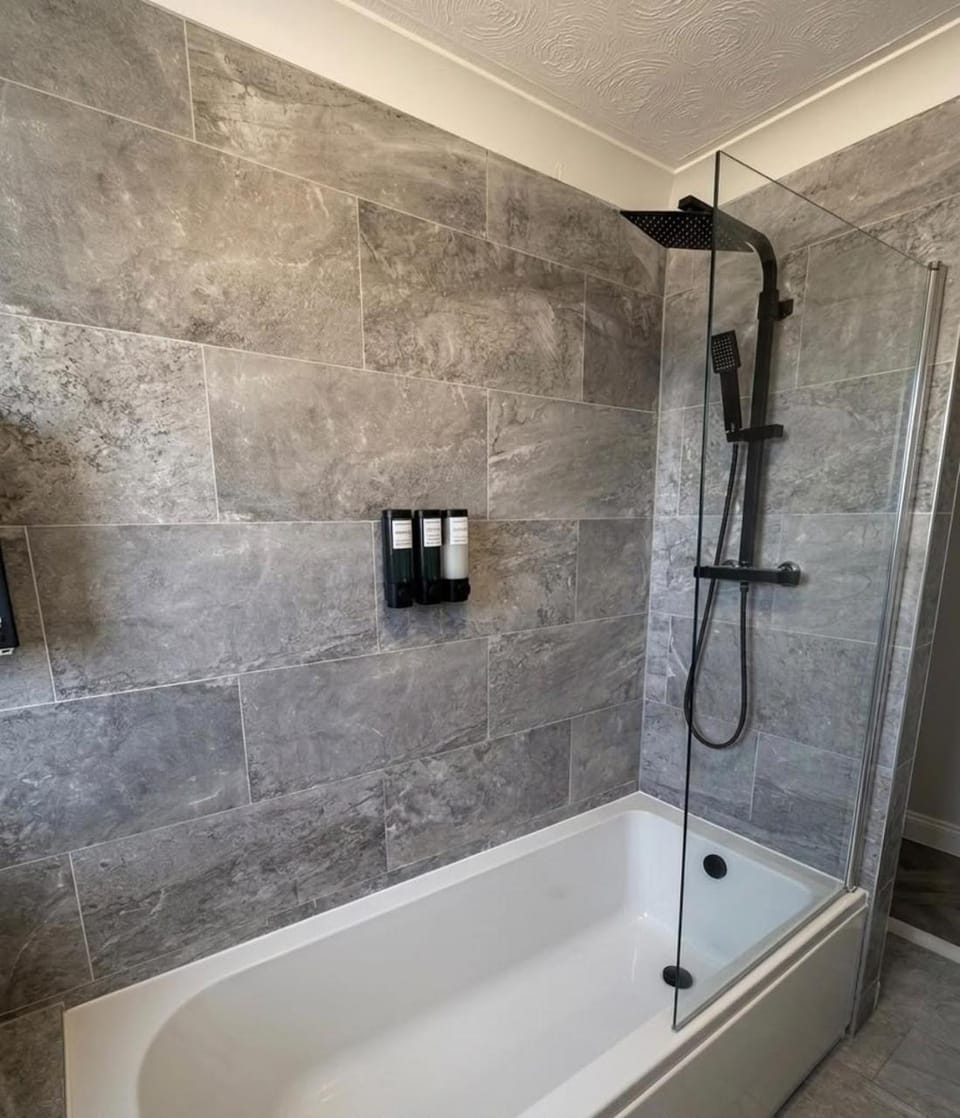 Sea-View Luxury Apartment sleeps 5 - Pet Friendly - Fast WiFi - Off Street Parking - Contractors Dream!!! Apartment in Borough of Swale
