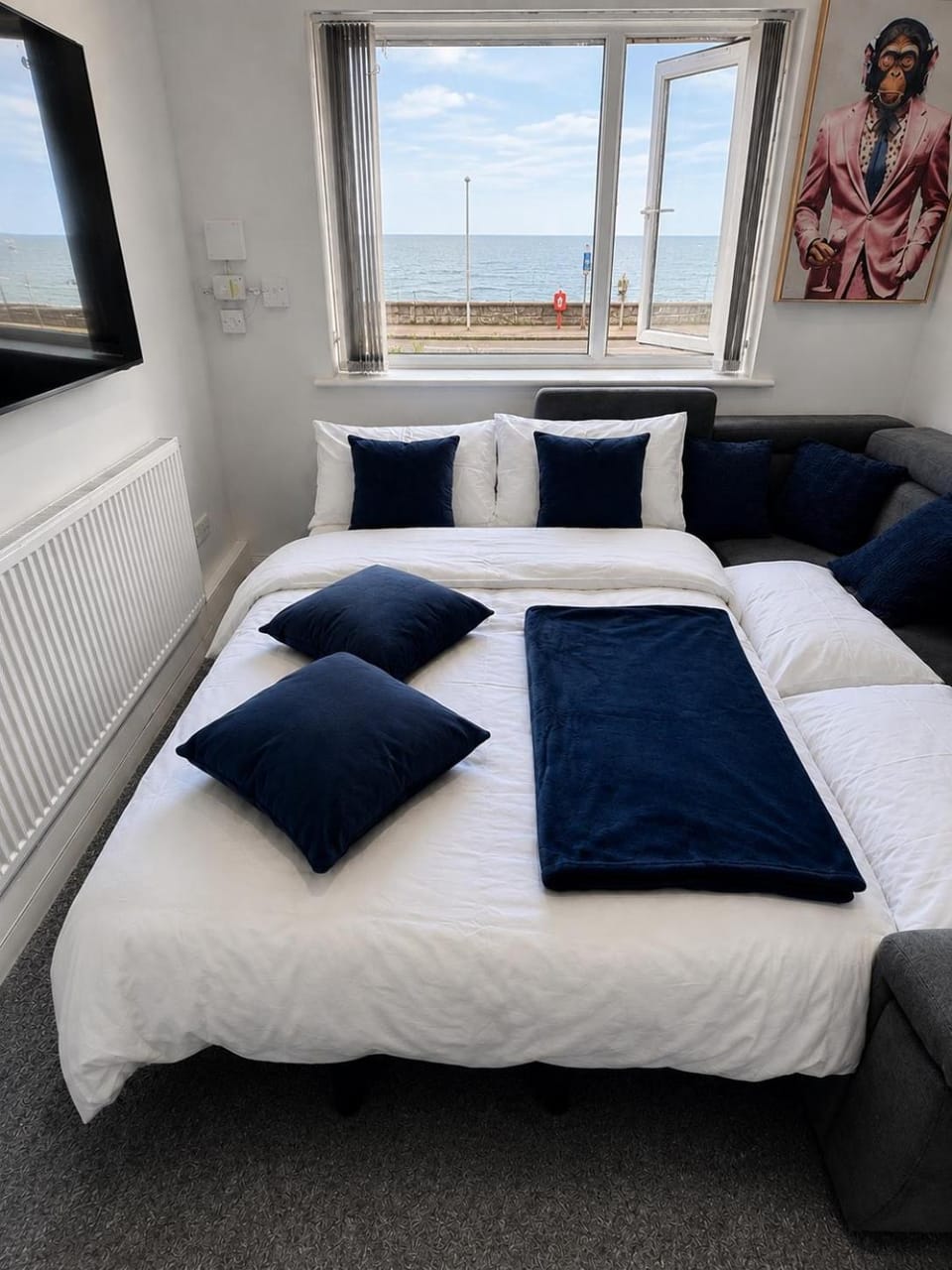 Sea-View Luxury Apartment sleeps 5 - Pet Friendly - Fast WiFi - Off Street Parking - Contractors Dream!!! Apartment in Borough of Swale