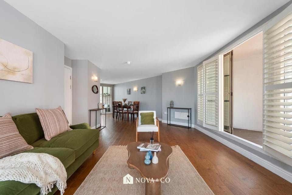 2-Bed, 2-Bath Apartment with O2 Views - Canary Wharf Apartment in London