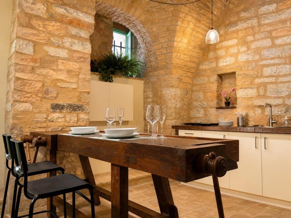 Kitchen or kitchenette, Dining area