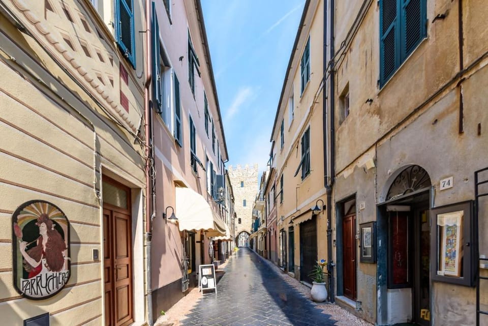 Neighbourhood, Street view