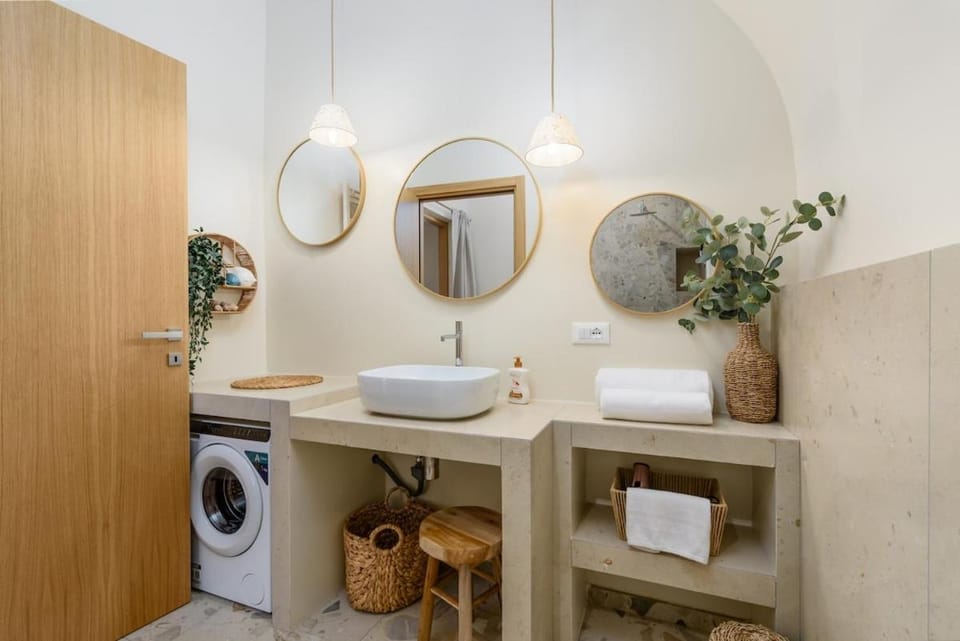 Bathroom, towels, washing machine