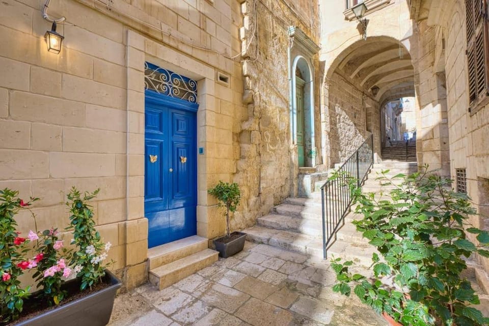 Valley View - Private Room with Balcony By SF Homes R5 Apartment in Saint Julians
