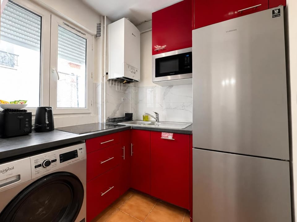 Kitchen or kitchenette, stove, toaster, washing machine