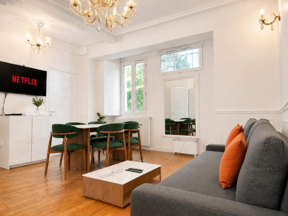 TV and multimedia, Living room, Seating area, Dining area