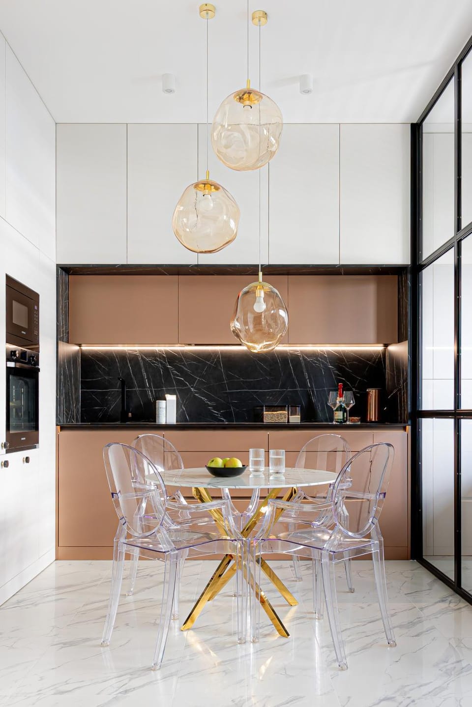 Kitchen or kitchenette, Dining area