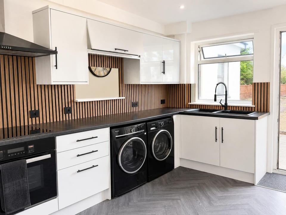 Luxury Retreat with Garden and Parking, sleeps 6 House in Watford
