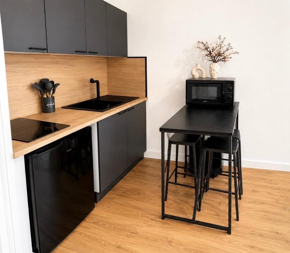 Kitchen or kitchenette, Dining area, stove
