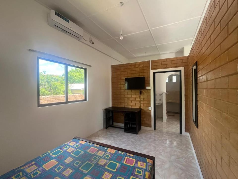 Bed, TV and multimedia, Photo of the whole room, Bedroom, air conditioner