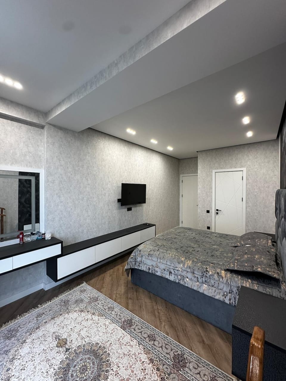 Bed, TV and multimedia, Photo of the whole room, Bedroom