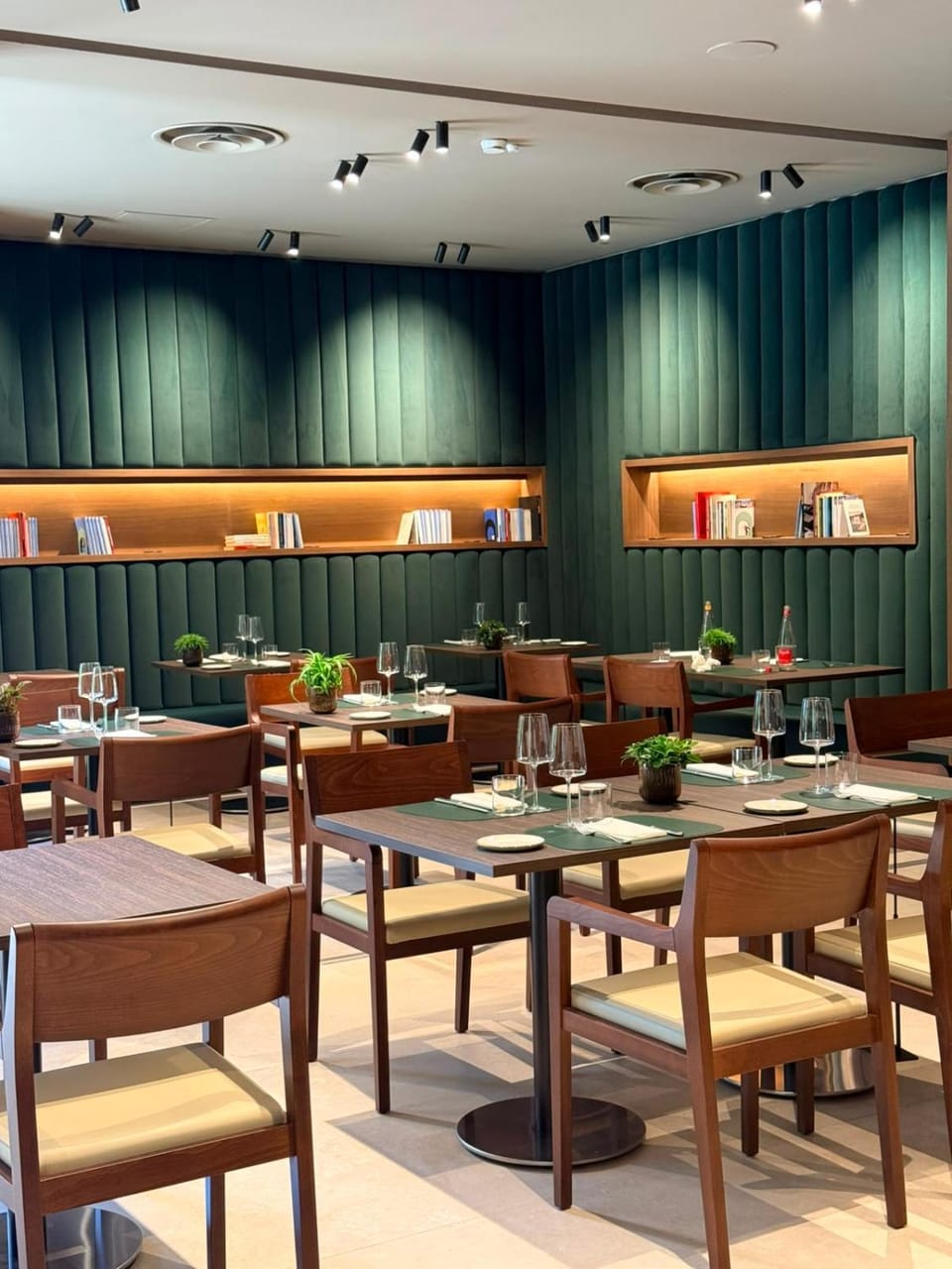 Restaurant/places to eat, Food and drinks, Breakfast