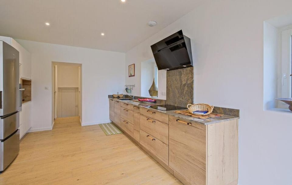Kitchen or kitchenette, oven, pet friendly, stove