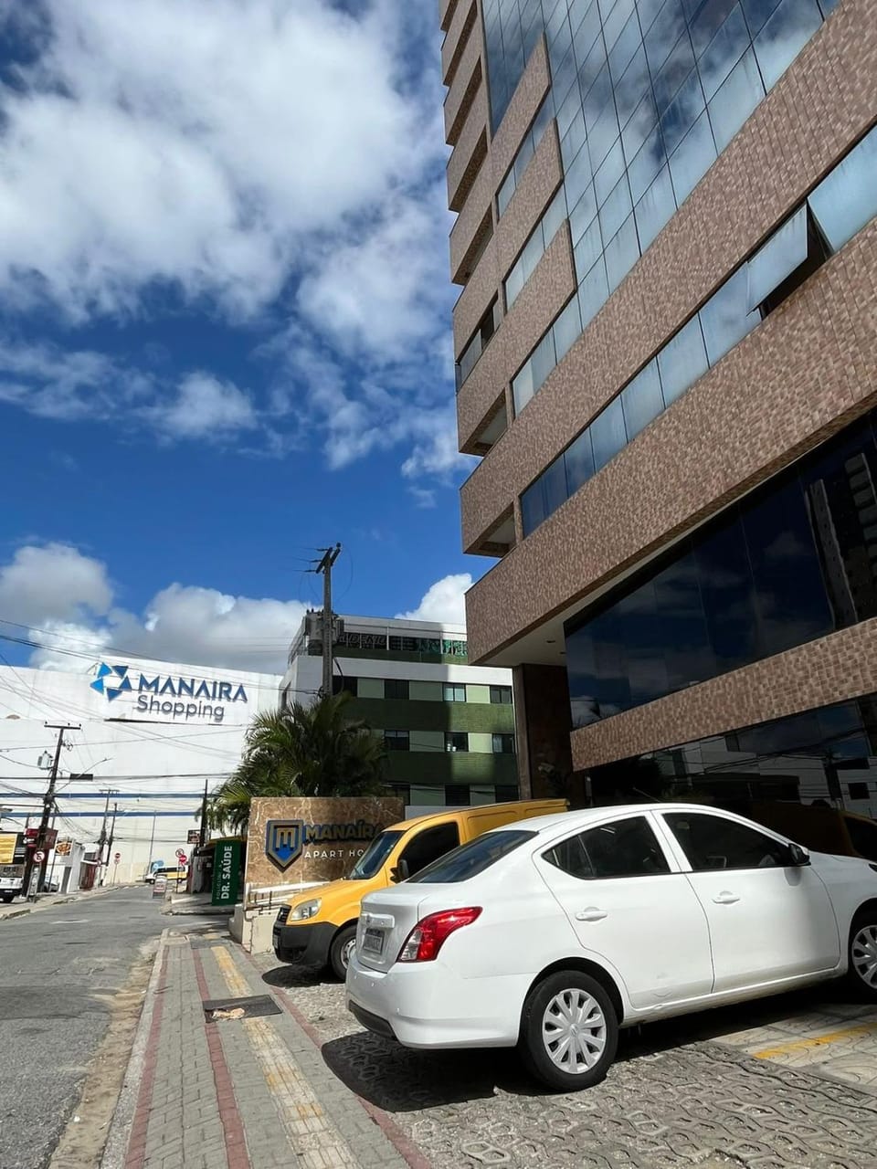 Property building, Day, Neighbourhood, Street view, Location, Parking