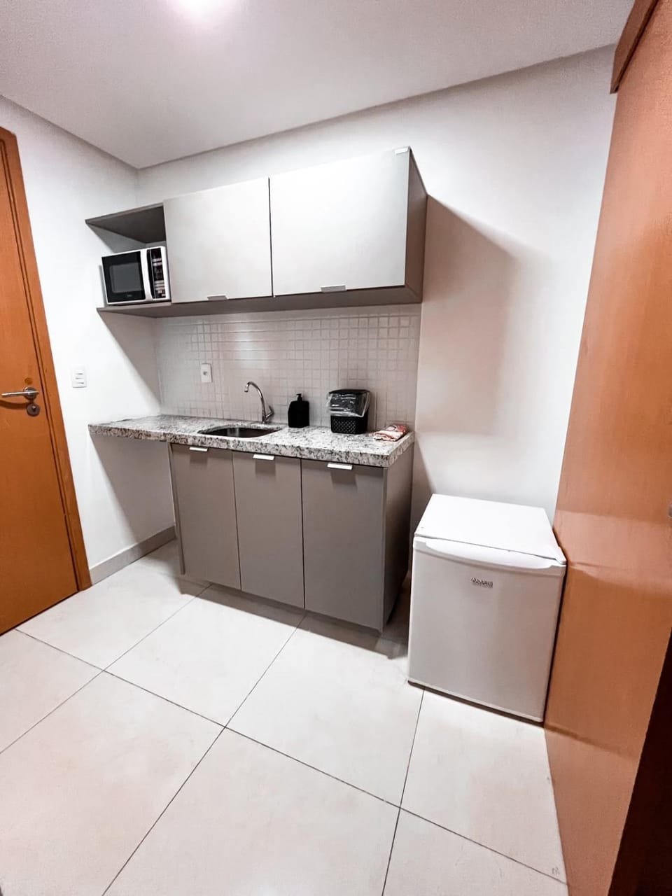 Kitchen or kitchenette, minibar, stove, toaster
