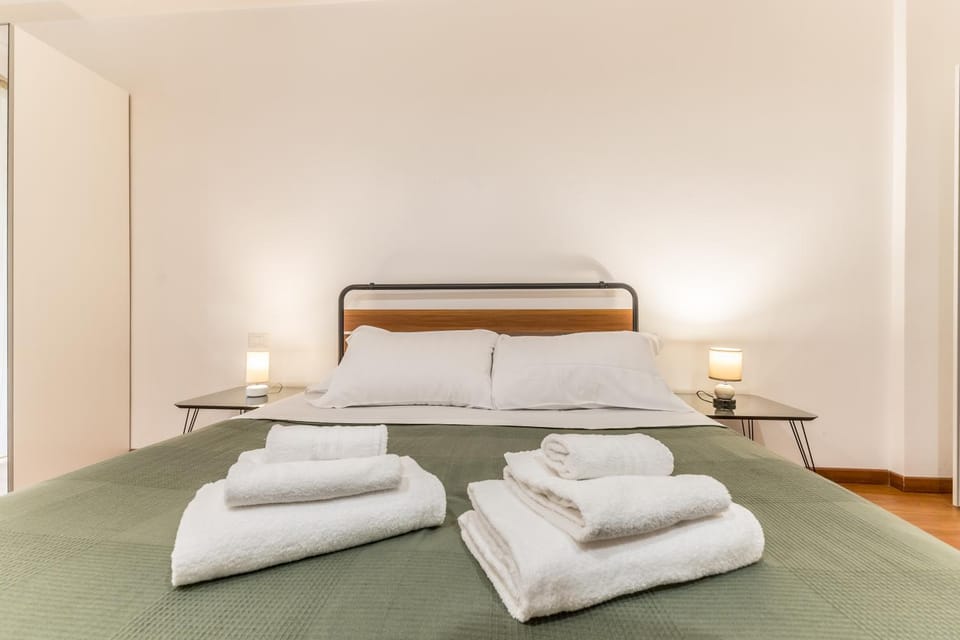 Bed, Bedroom, towels