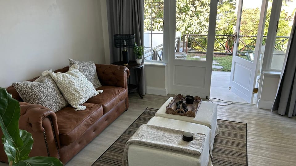 Garden, TV and multimedia, Living room, Seating area