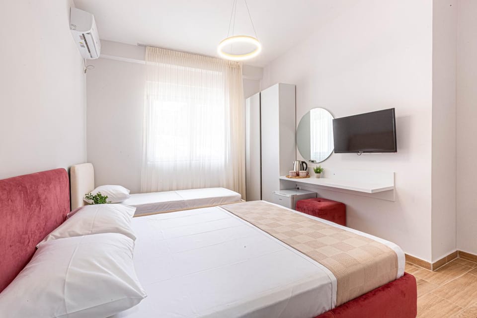 Lian Rooms 3 - Modern Classic Triple --- BRAND NEW - Lungomare 3 min walk Apartment in Vlorë
