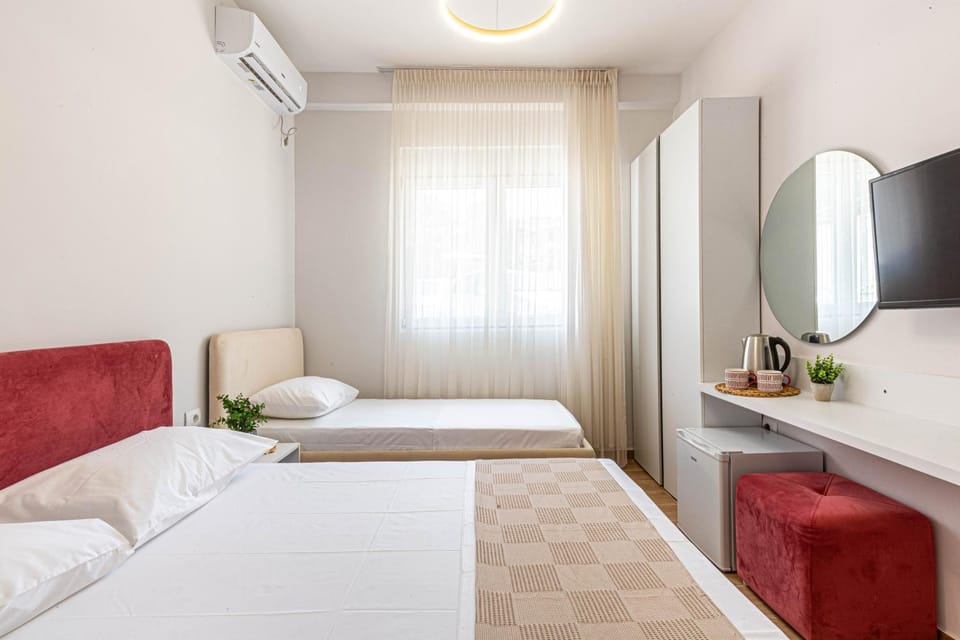 Lian Rooms 3 - Modern Classic Triple --- BRAND NEW - Lungomare 3 min walk Apartment in Vlorë