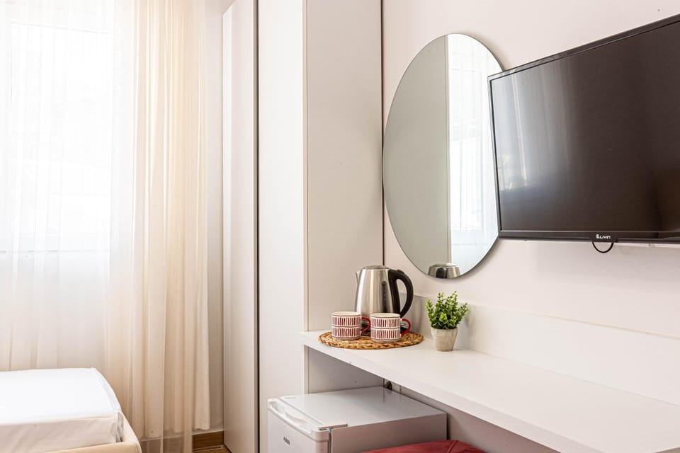 Lian Rooms 3 - Modern Classic Triple --- BRAND NEW - Lungomare 3 min walk Apartment in Vlorë