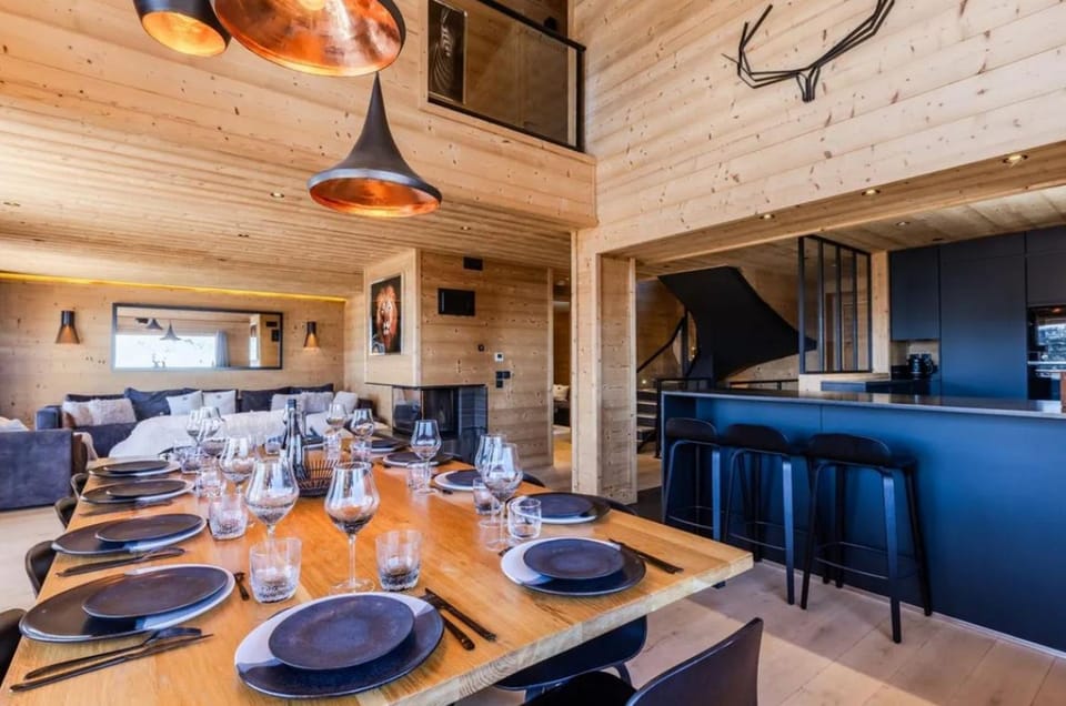 Property building, Living room, Food and drinks, Dining area