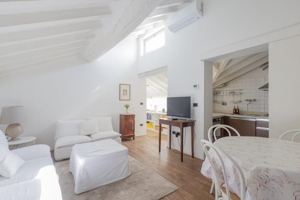 Communal lounge/ TV room, TV and multimedia, Living room, Seating area, air conditioner