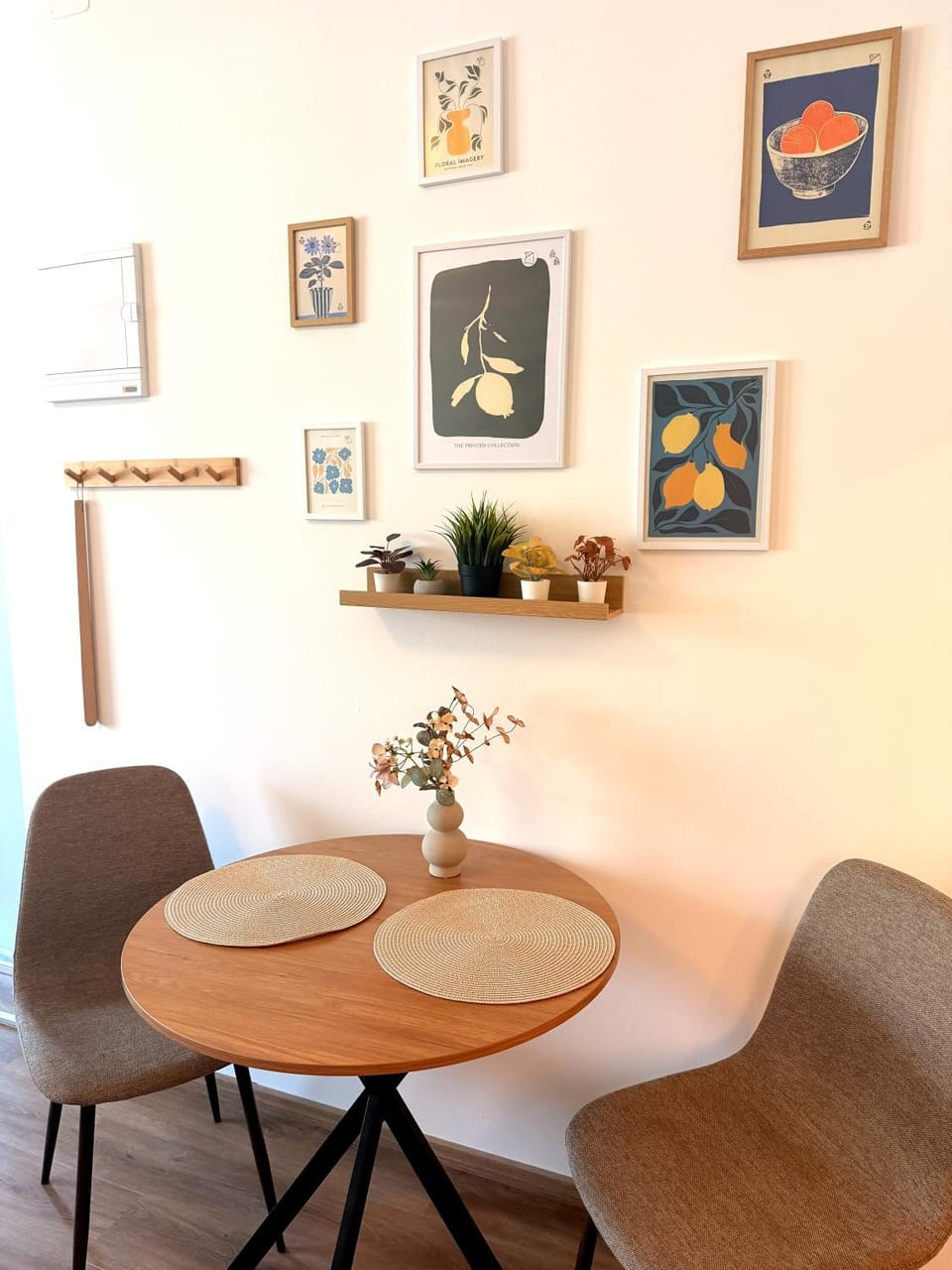 Living room, Decorative detail, Seating area, Dining area