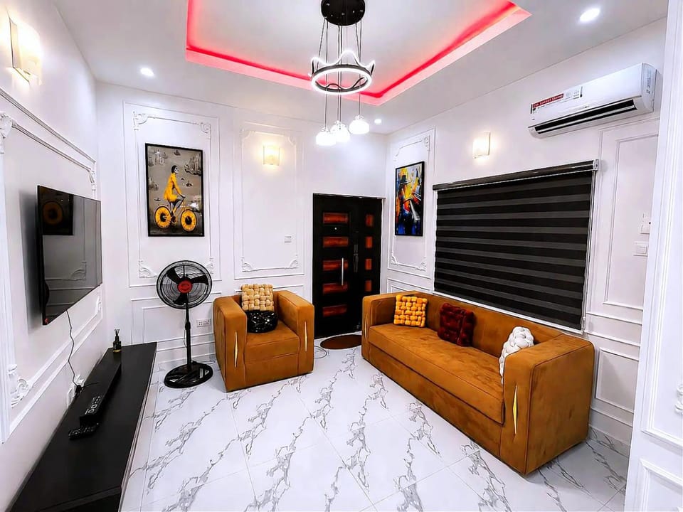 Communal lounge/ TV room, TV and multimedia, Living room, Seating area, Evening entertainment, air conditioner